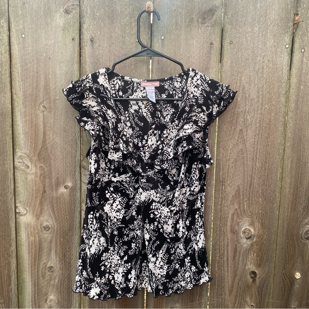 Y2K Vol. 1 Black &‎ White Floral Ruffle Top | Large
